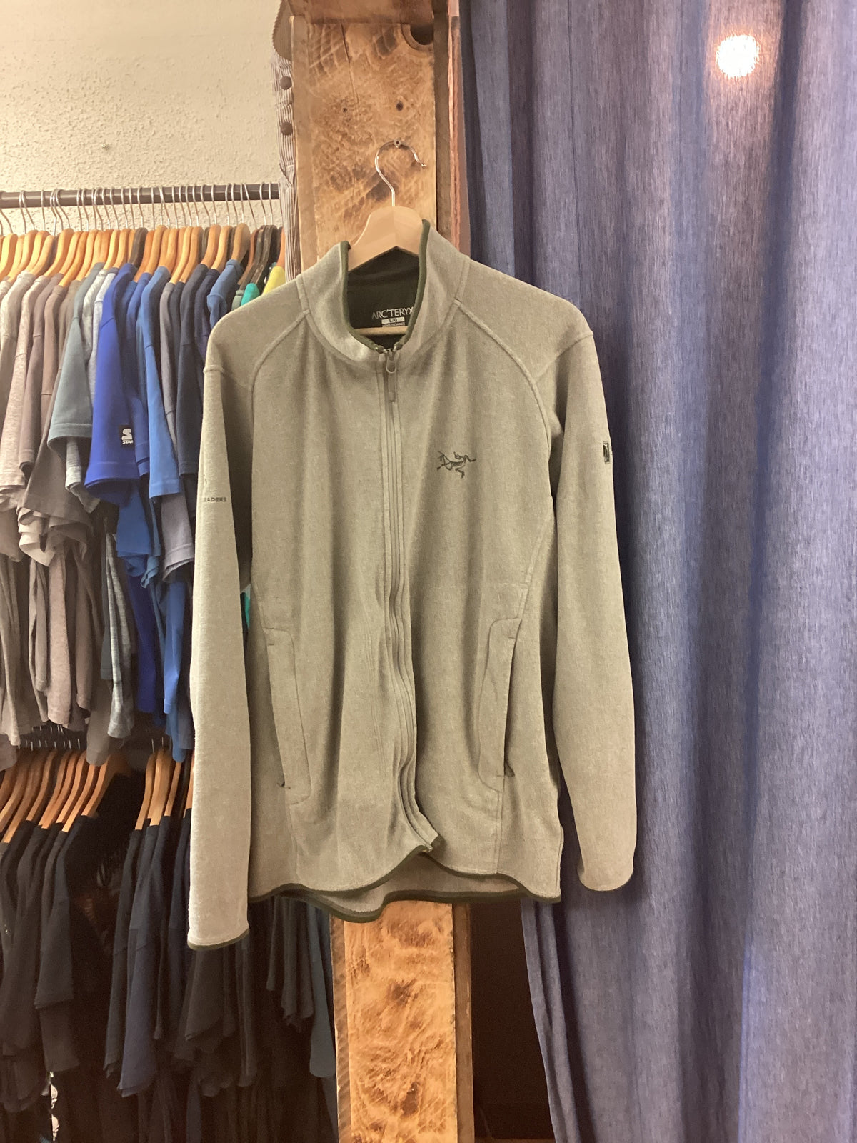 Arc’teryx faded green fleece sweater - l