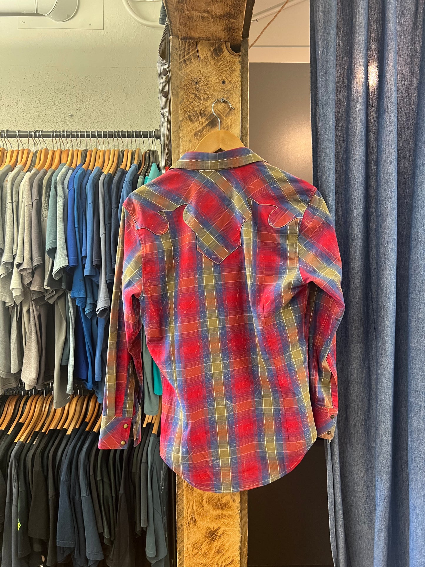Vintage wrangler red and blue pearl snap button up - m