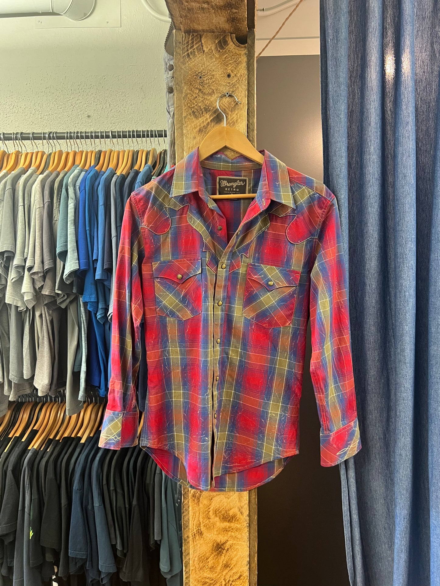 Vintage wrangler red and blue pearl snap button up - m