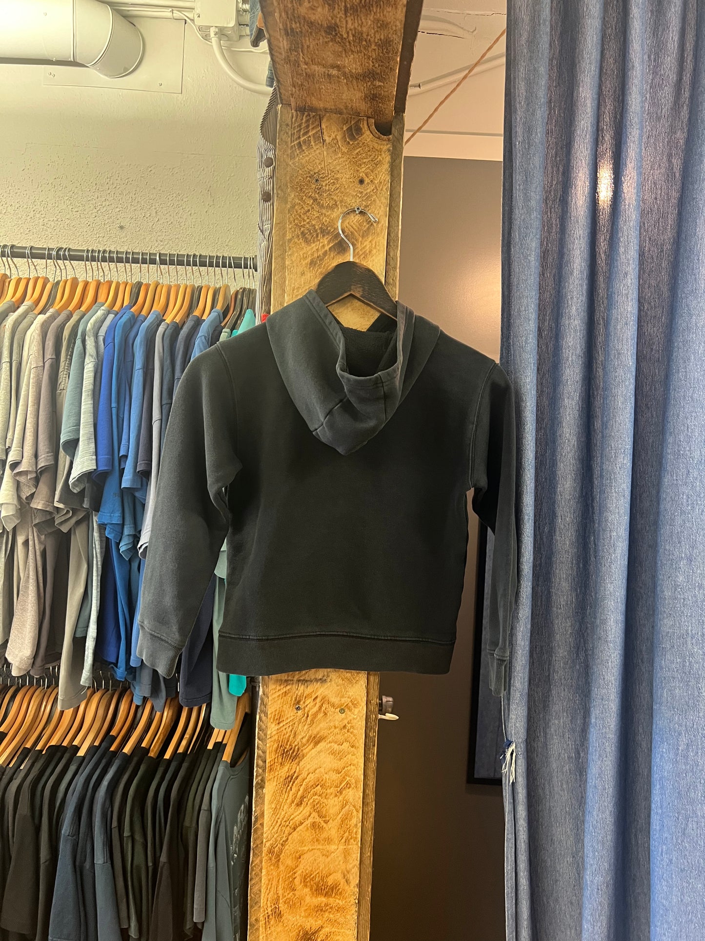 Vintage Carhartt Kids black pullover hoodie - s