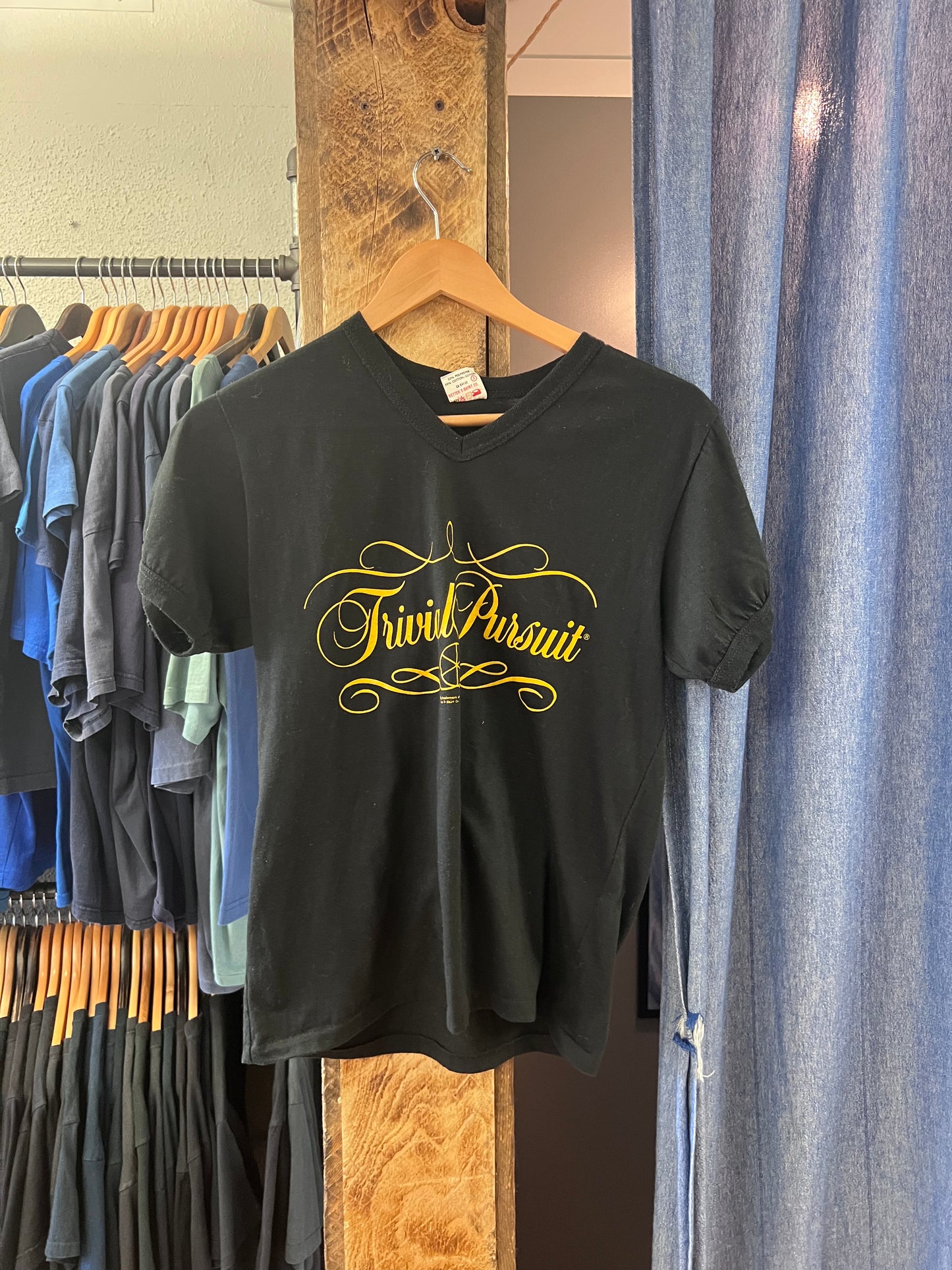 Vintage trivial pursuit Black V-Neck Tshirt - m