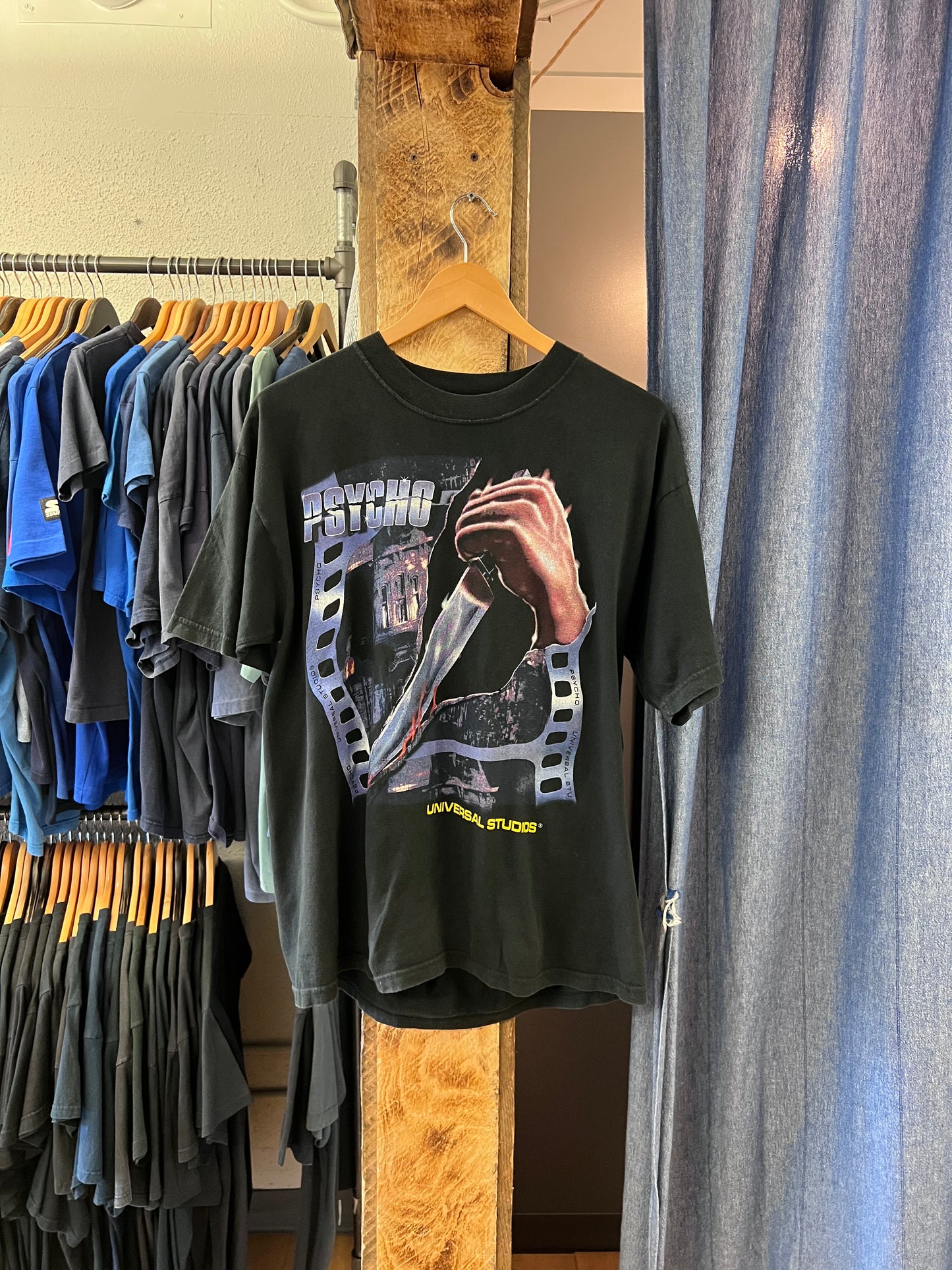 Vintage Universal Black Psycho Graphic T-shirt - m