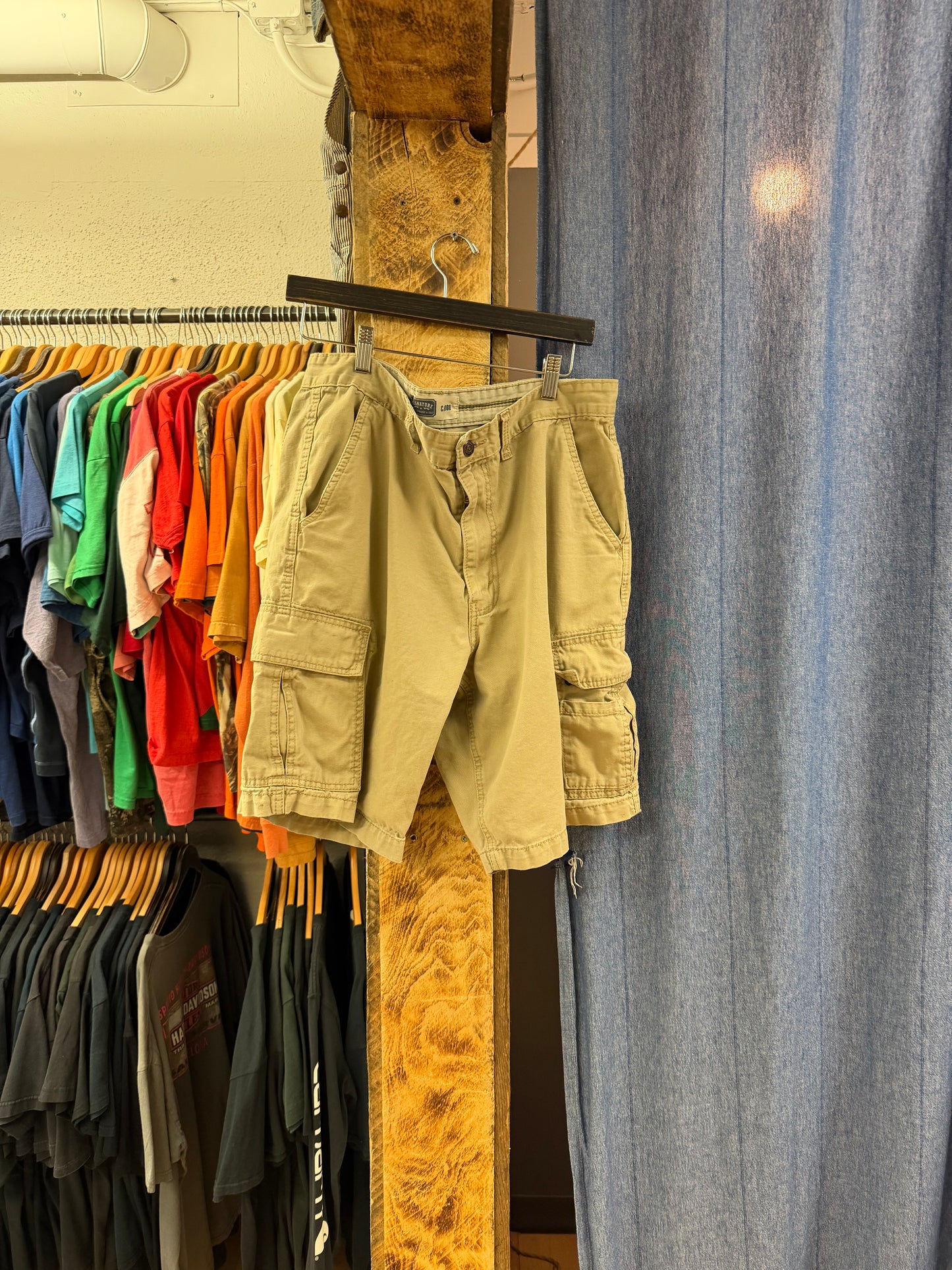 Vintage Levi’s beige cargo shorts - 34