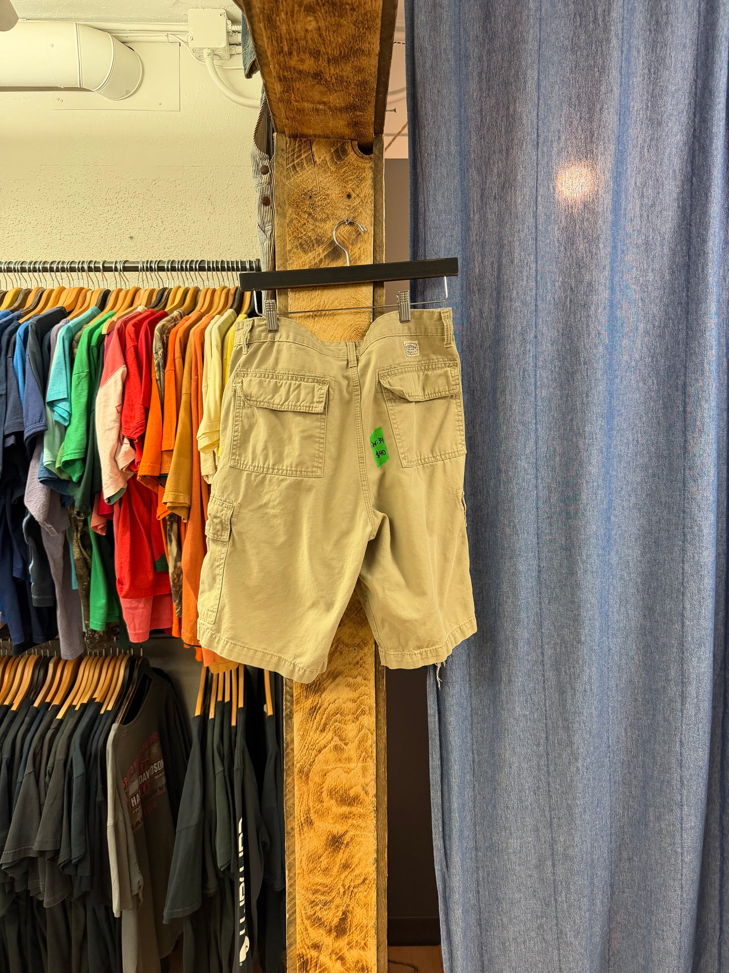 Vintage Levi’s beige cargo shorts - 34