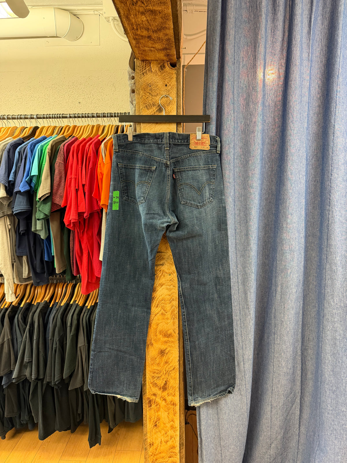 Vintage Levi’s relaxed fit dark blue jeans - 34