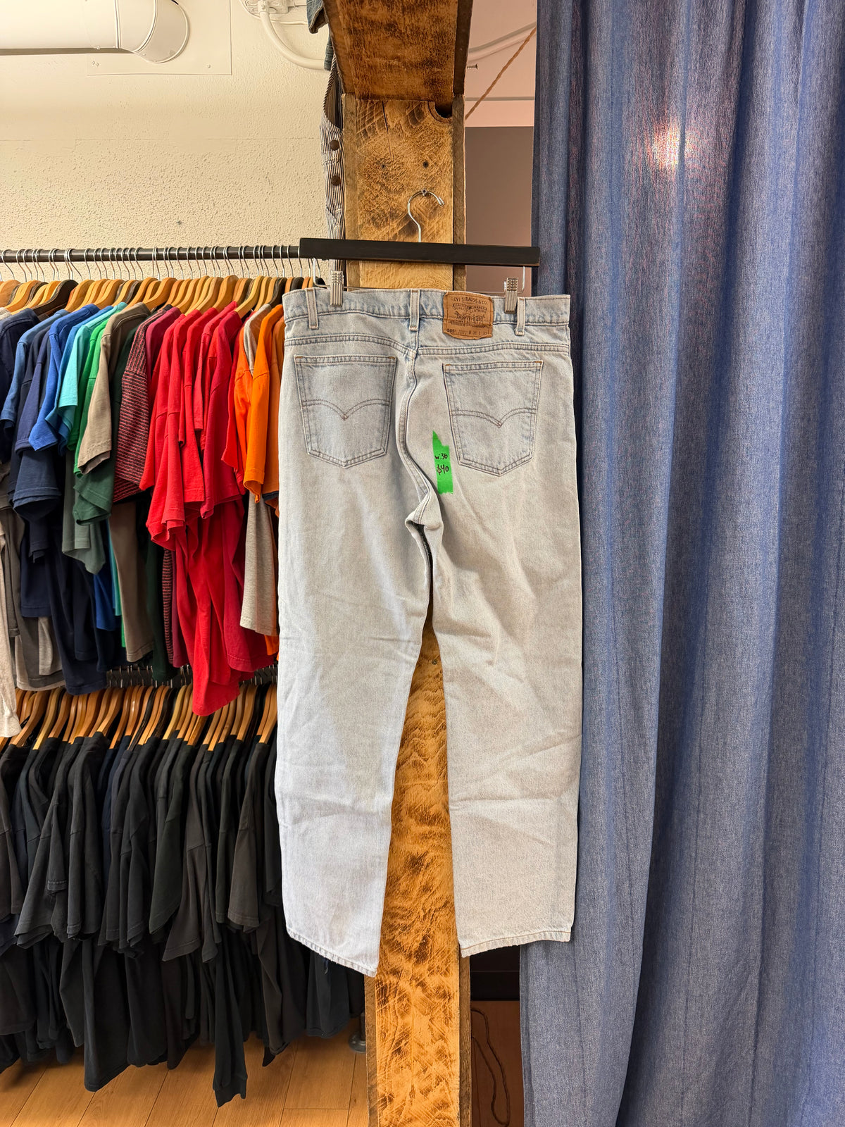 Vintage Levi’s relaxed fit light blue jeans - 36