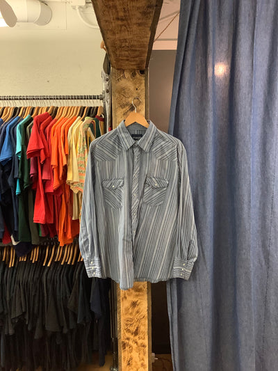 Vintage Wrangler Blue Pearl snap Button Up - L