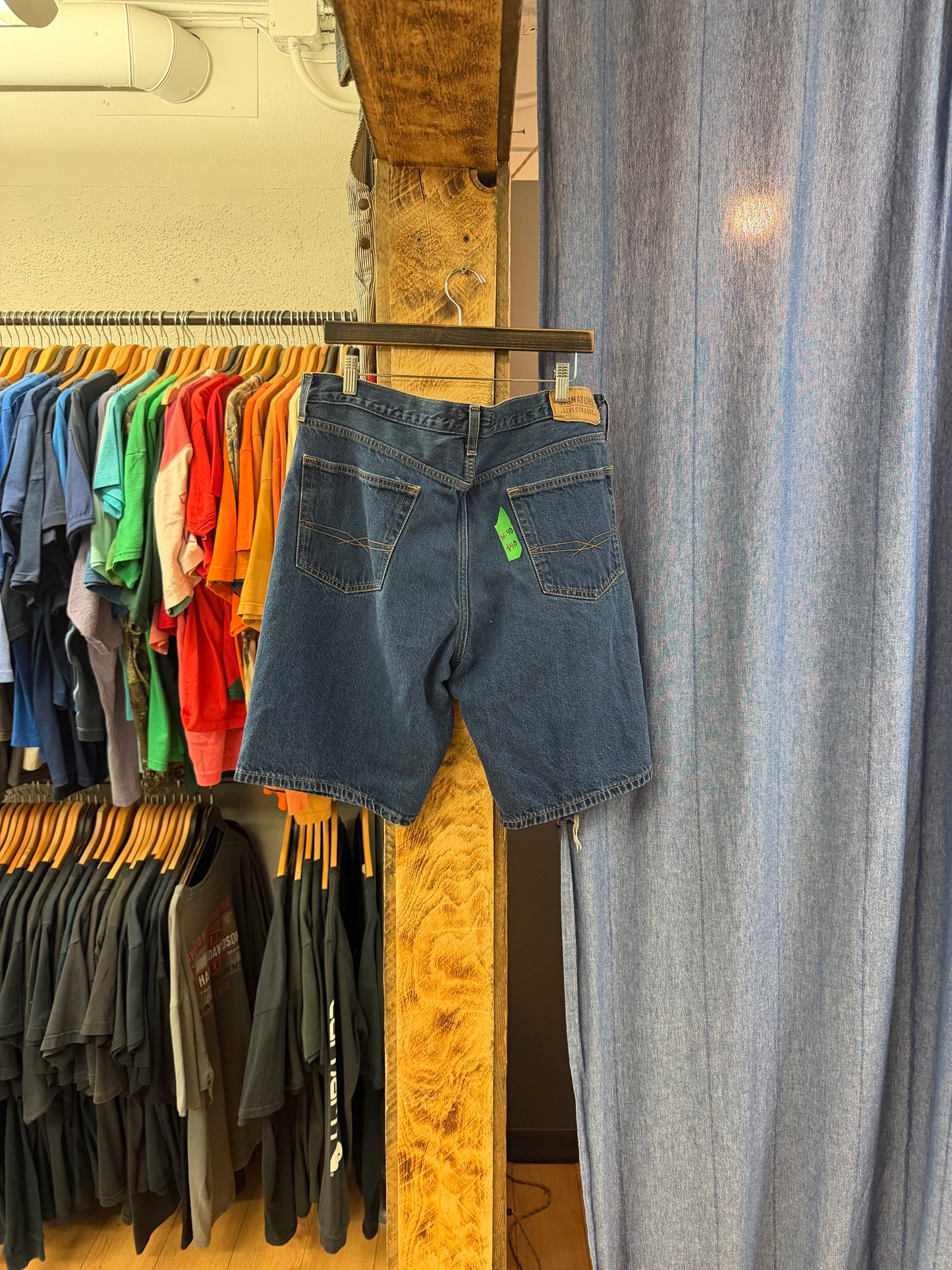 Vintage Levi’s blue jorts - 40