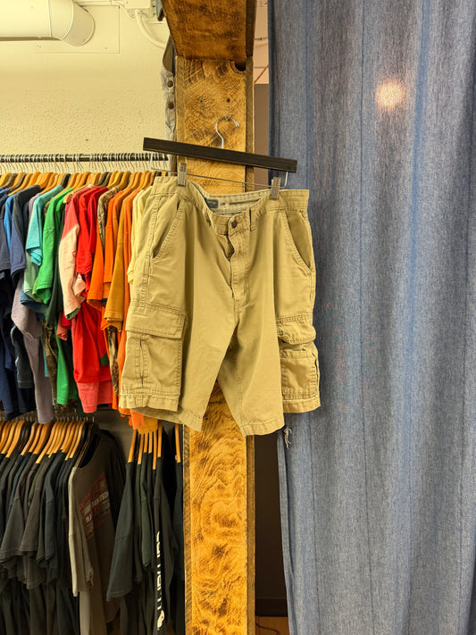 Vintage Levi’s beige cargo shorts - 34
