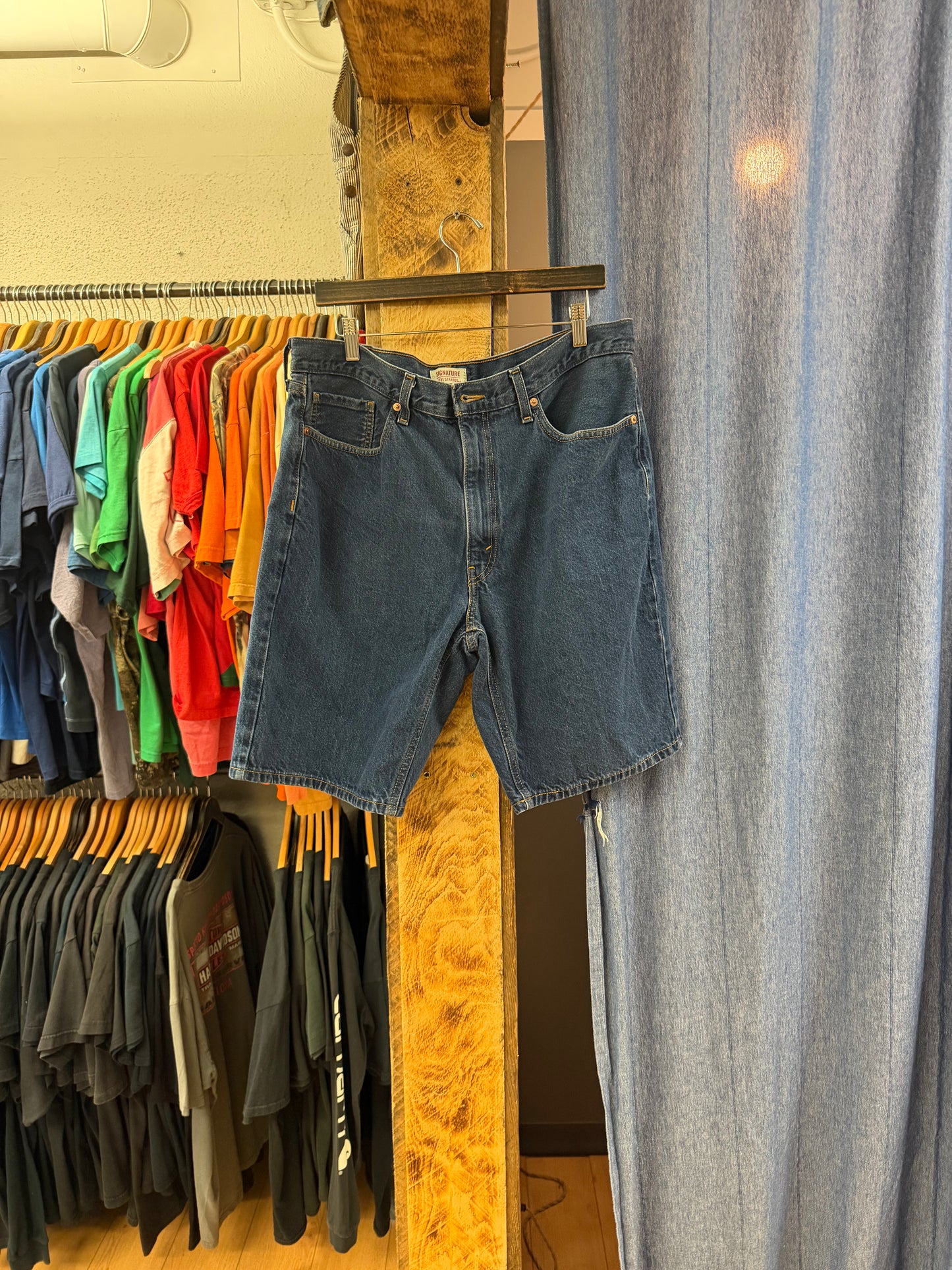 Vintage Levi’s blue jorts - 40